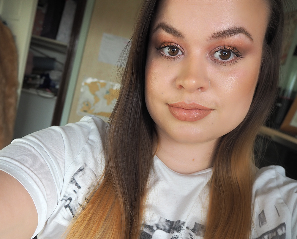 Dewy makeup look image