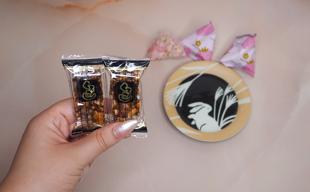 Sakuraco white chocolate strawberries, black okoshi, and tsukimi dish image