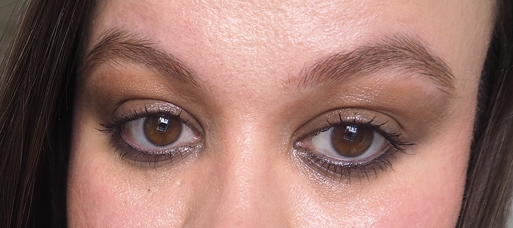 90s grungy eye makeup look image